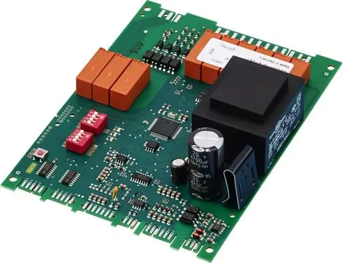 Stiebel Eltron Elektronikplatine mit mehreren Relaisschaltern, Kondensatoren und weiteren elektronischen Komponenten auf grüner Leiterplatte.