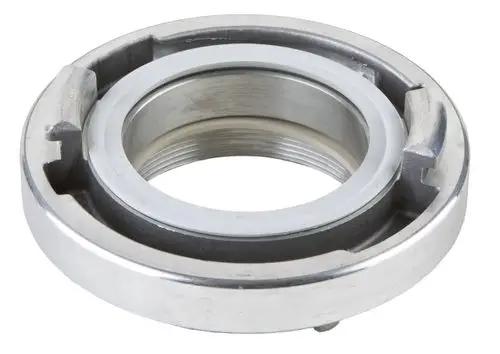 Metallische Verbindungselement mit Innengewinde und ausgefrästem Rand, erzeugt von Wilo, geeignet zur sicheren Verbindung von Rohren oder Geräten.