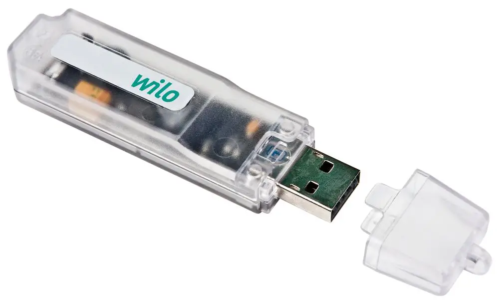 USB-Stick von Wilo in durchsichtiger Hülle mit abnehmbarem Deckel. Der Stecker ist sichtbar und zur Nutzung bereit.