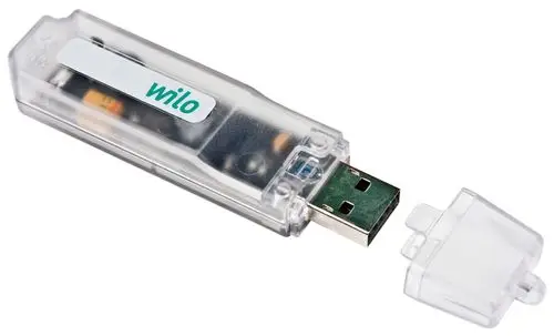 USB-Stick von Wilo in durchsichtiger Hülle mit abnehmbarem Deckel. Der Stecker ist sichtbar und zur Nutzung bereit.