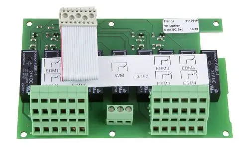 Platinenmodul von Wilo mit Relais und Anschlussklemmen, ausgestattet mit mehreren Verbindungsmöglichkeiten und einer flexiblen Kabelverbindung.