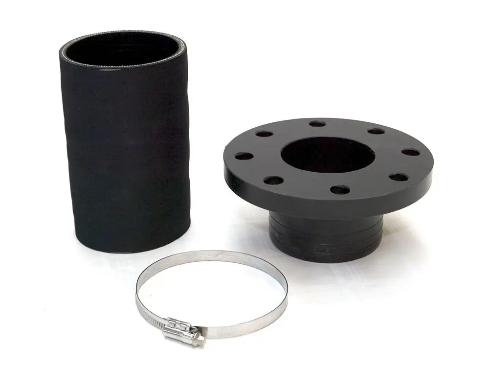 Schwarzer Flanschstutzen mit mehreren Bohrungen und einem anschließenden Schlauchstück, dazu ein Schlauchschelle; Bestandteil des mechanischen Zubehörs von Wilo.