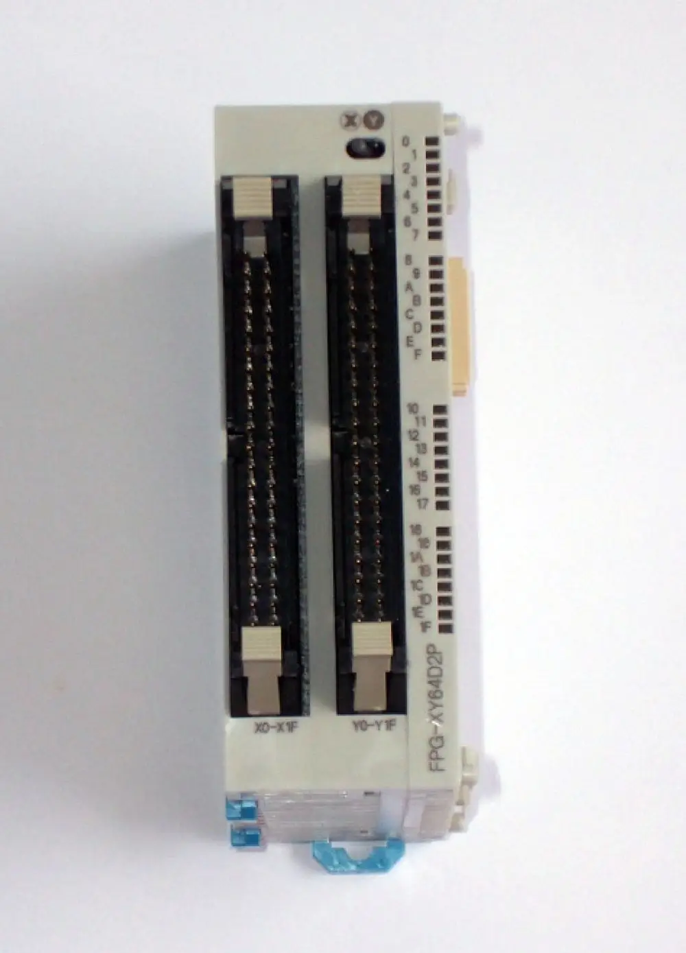 Produkt von Wilo, das zwei parallele Steckplätze für Verbindungen aufweist. Die Anschlüsse sind mit Buchstaben und Zahlen gekennzeichnet, um die Bedienung zu erleichtern.