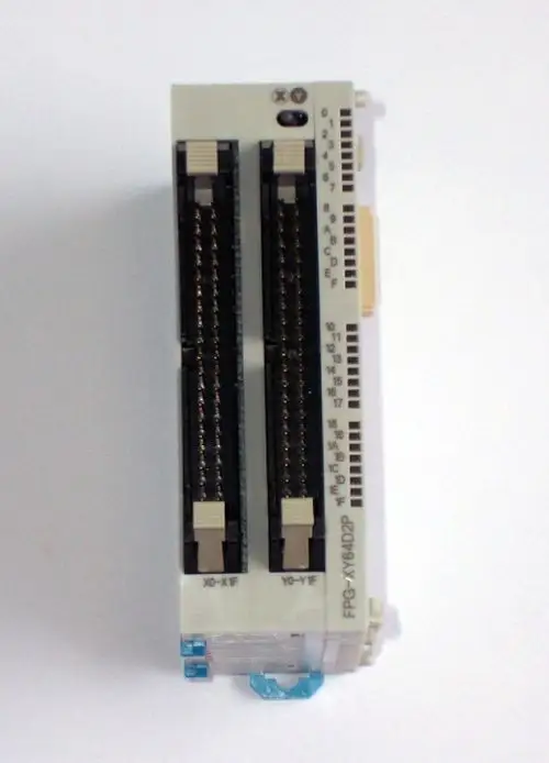 Produkt von Wilo, das zwei parallele Steckplätze für Verbindungen aufweist. Die Anschlüsse sind mit Buchstaben und Zahlen gekennzeichnet, um die Bedienung zu erleichtern.