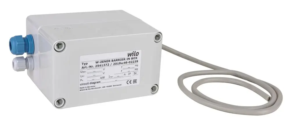 Zener-Barriere in Box von Wilo, ausgestattet mit zwei Kabelanschlüssen und einem Verbindungskabel, gestaltet für elektrische Anwendungen in Sicherheitsbereichen.