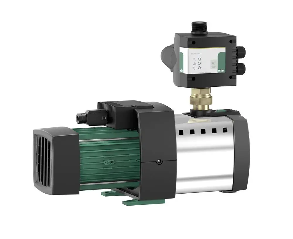 Kreiselpumpe von Wilo mit einem kompakten Gehäuse, Motor und angeschlossenem Druckregler. Schalttafel zur Steuerung ist an der Pumpenoberseite montiert.