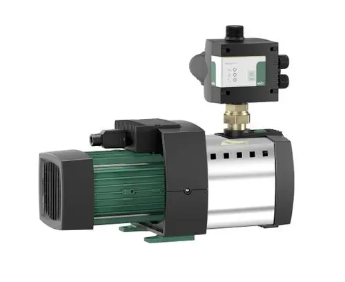 Kreiselpumpe von Wilo mit einem kompakten Gehäuse, Motor und angeschlossenem Druckregler. Schalttafel zur Steuerung ist an der Pumpenoberseite montiert.
