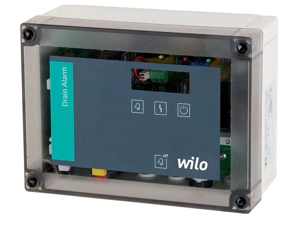 Schaltgerät in transparentem Gehäuse von Wilo für die Überwachung und Alarmierung bei Drainagesystemen. Bedienelemente und interne Verkabelung sind sichtbar.