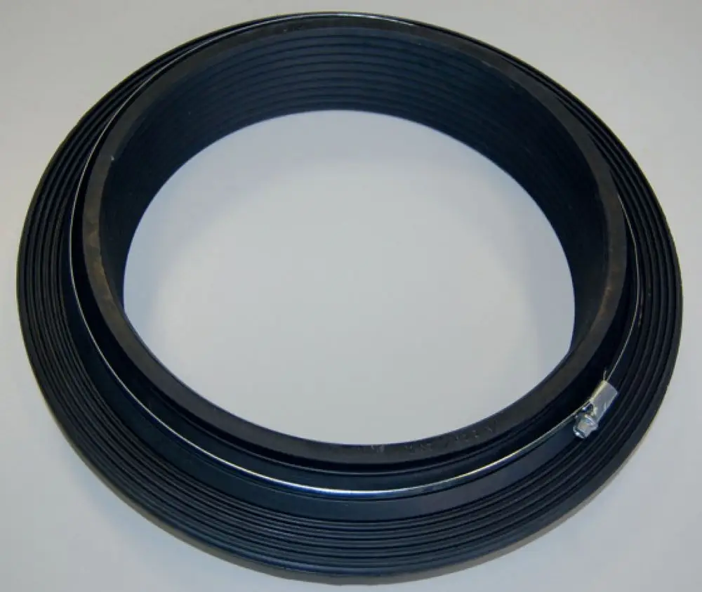 Schwarze Dichtmanschette von Wilo mit mehreren Rillen und einer Befestigungsklemme, geeignet für mechanisches Zubehör in verschiedenen Anwendungen.
