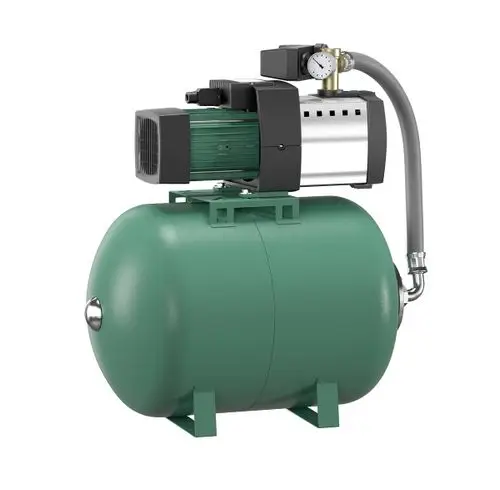 Grüne Hochdruckpumpe von Wilo mit einem großen Druckbehälter und einem Elektromotor. An der Pumpe sind Rohranschlüsse und ein Manometer sichtbar.