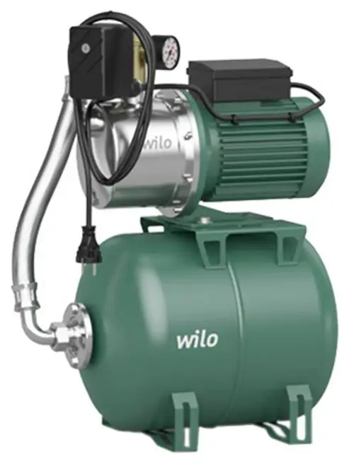 Kreiselpumpe mit integriertem Druckschalter und Druckmanometer, verchromtem Gehäuse und grünem Wassertank von Wilo. Verbindungsschläuche sind sichtbar.