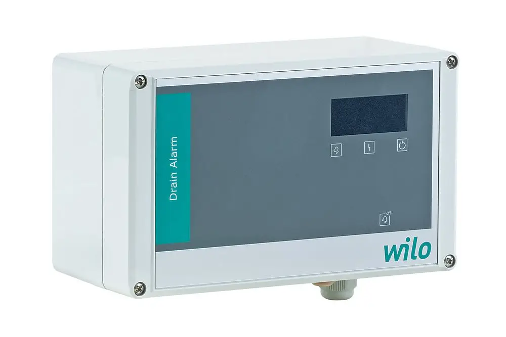 Weißes Alarmschaltgerät von Wilo mit schwarzem Display und mehreren Bedienelementen zur Überwachung von Abflüssen.
