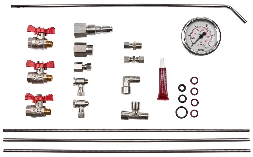 Diverse Rohre, Ventile, Messgerät und Dichtungen für die Installation eines Drucksystems. Teile von Wilo für eine Bypasslösung und Druckmessung.