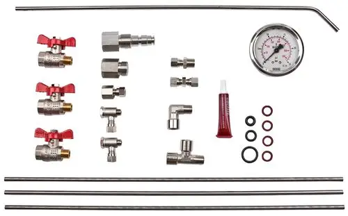 Diverse Rohre, Ventile, Messgerät und Dichtungen für die Installation eines Drucksystems. Teile von Wilo für eine Bypasslösung und Druckmessung.