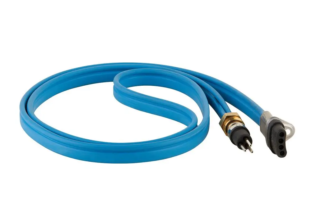 Blaues Motorkabel mit zwei Steckverbindern. Sichtbare Anschlüsse für eine zuverlässige Verbindung, passend für Anwendungen mit Wilo-Produkten.