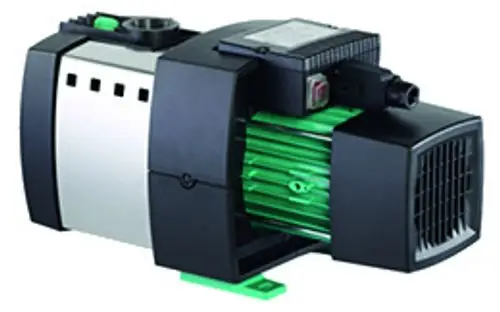 Wilo Hochdruck-Kreiselpumpe mit schwarzem Gehäuse und grünem Innenraum, ausgestattet mit elektrischen Anschlüssen und einem Lüftergitter an der Vorderseite.