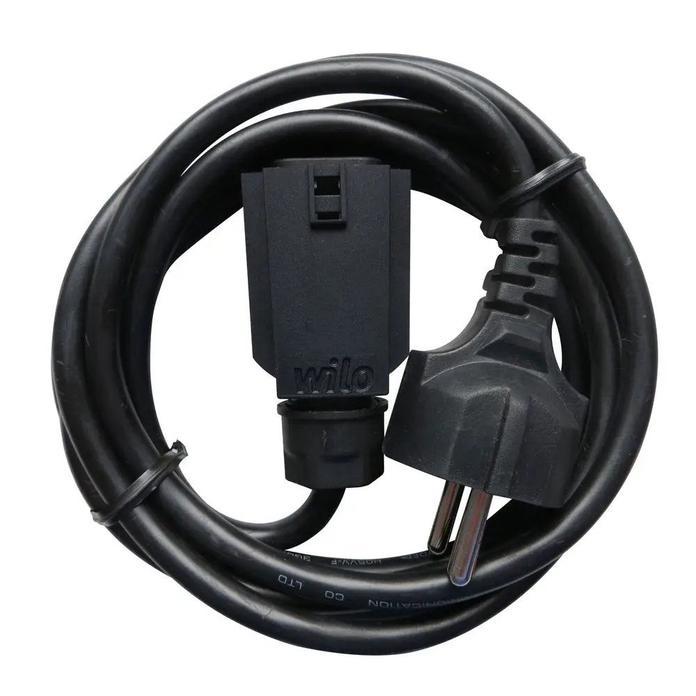 Schwarz ummanteltes Kabel mit einem Wilo-Stecker und einem herkömmlichen Netzstecker. Das Kabel ist aufgerollt und hat eine flexible Form.