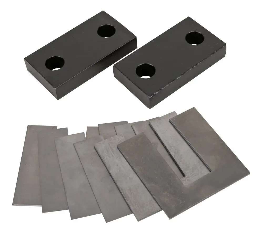 Mechanische Zubehörteile bestehend aus zwei schwarzen Unterlageblöcken mit Bohrungen und mehreren grauen flachen Platten. Geeignet für Wilo-Pumpengehäuse.