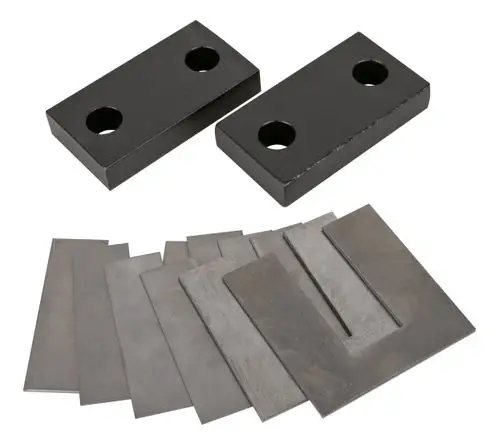 Mechanische Zubehörteile bestehend aus zwei schwarzen Unterlageblöcken mit Bohrungen und mehreren grauen flachen Platten. Geeignet für Wilo-Pumpengehäuse.
