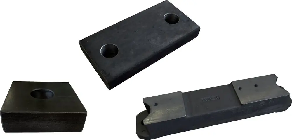 Drei schwarze Unterlageblöcke mit unterschiedlichen Formen und Bohrungen, geeignet für mechanisches Zubehör von Wilo.