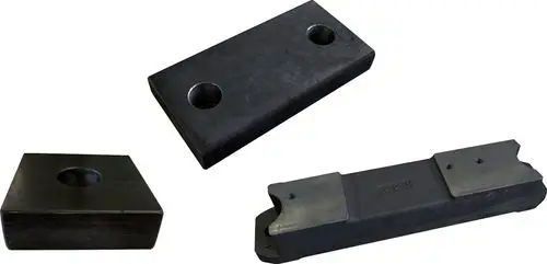 Drei schwarze Unterlageblöcke mit unterschiedlichen Formen und Bohrungen, geeignet für mechanisches Zubehör von Wilo.