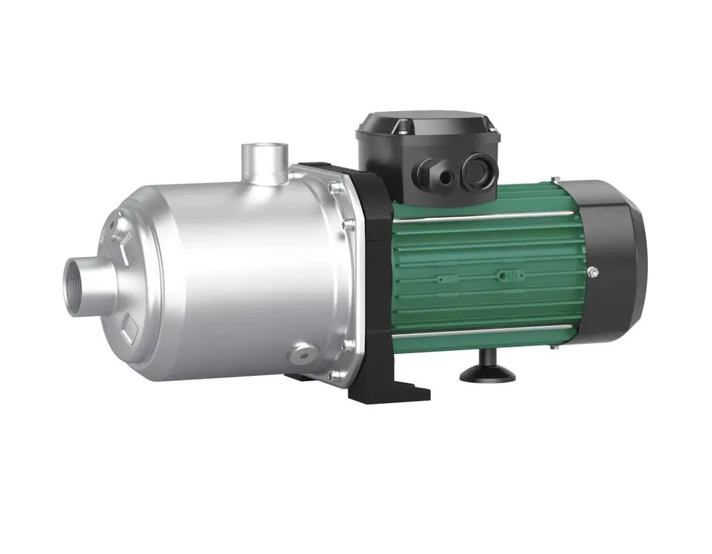 Hochdruck-Kreiselpumpe mit silbernem und grünem Gehäuse. Antrieb oben, Anschluss seitlich. Produkt der Marke Wilo, geeignet für verschiedene Förderanwendungen.