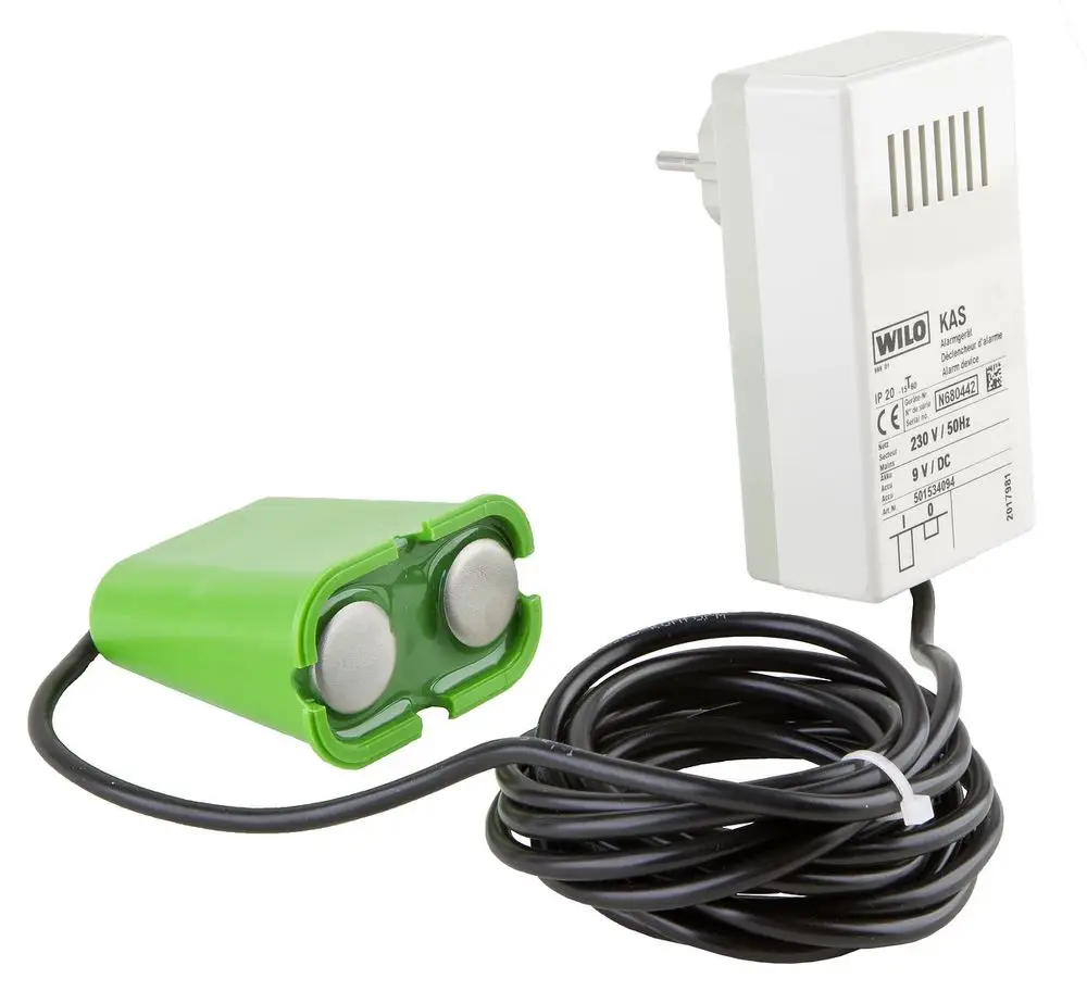 Elektrisches Zubehör mit einer grünen Einheit und einem schwarzen Kabel, verbunden mit einem weißen Adapter. Marke Wilo ist sichtbar auf dem Adapter.