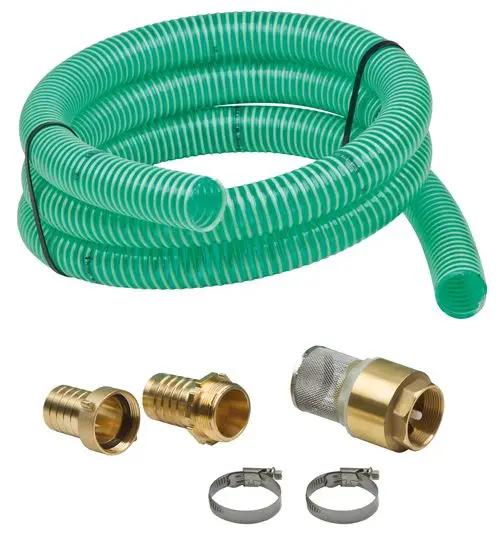 Grüner, spiralförmiger Schlauch mit zwei Metallanschlüssen, einem Filter und zwei Schlauchschellen. Zubehör von Wilo für Saug- und Förderanwendungen.