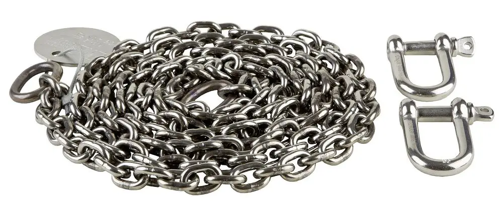 Edelstahlanschlagkette mit zwei Schäkel, ordentlich aufgerollt. Teilweise mit metallener Kennzeichnung. Marke: Wilo.