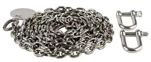 Edelstahlanschlagkette mit zwei Schäkel, ordentlich aufgerollt. Teilweise mit metallener Kennzeichnung. Marke: Wilo.