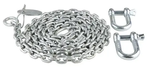 Kette und zwei Schäkel, aus Metall, galvanisiert, zum Heben und Sichern von Lasten, Wilo-Produkt, in einem Rundum-Design auf einem weißen Hintergrund.