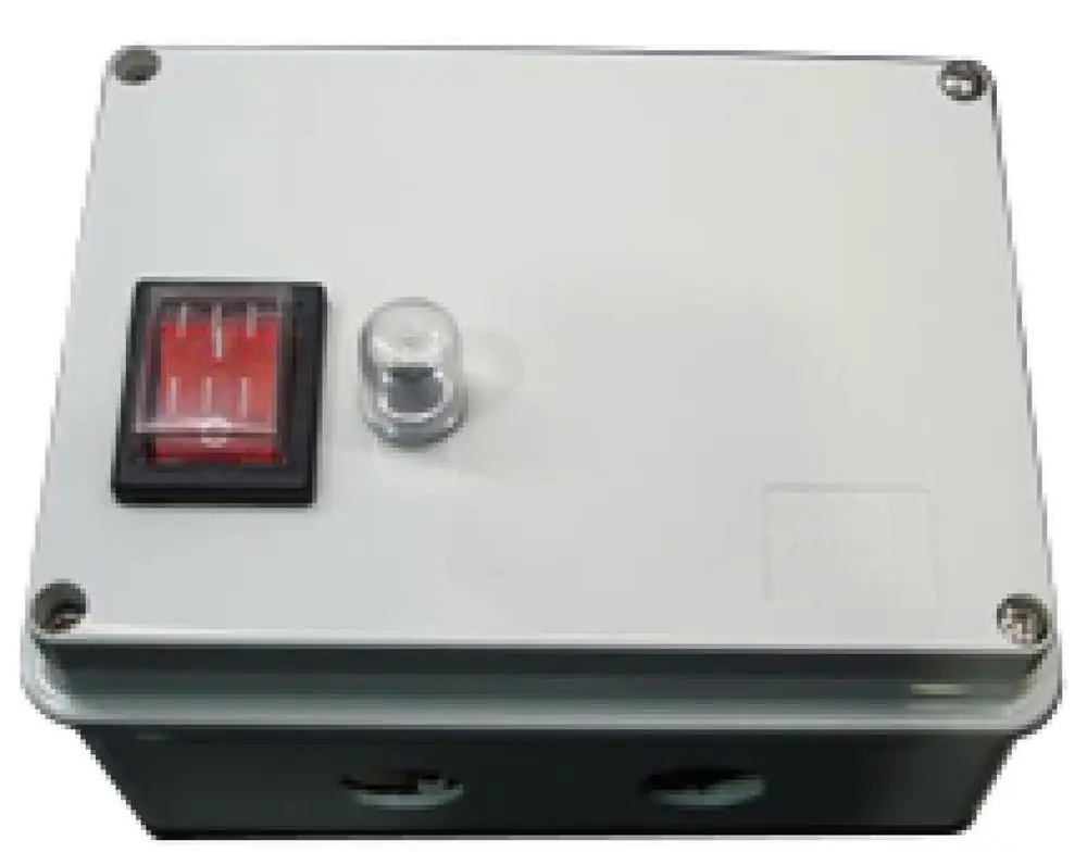 Gehäuse für elektrisches Zubehör mit einem roten Schalter und einer Kontrollleuchte, hergestellt von Wilo. Zwei Öffnungen an der Unterseite sind sichtbar.
