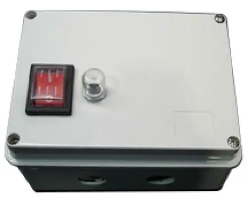 Gehäuse für elektrisches Zubehör mit einem roten Schalter und einer Kontrollleuchte, hergestellt von Wilo. Zwei Öffnungen an der Unterseite sind sichtbar.