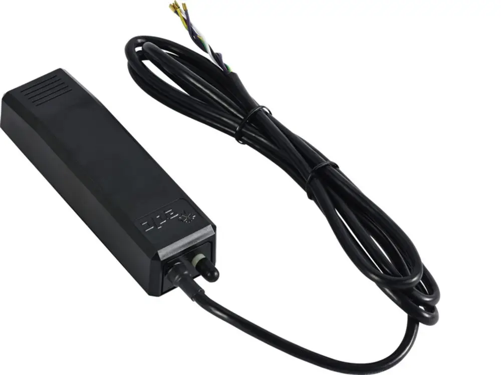 Schwarze Kondensatpumpe mit Kabel und Stecker von Stiebel Eltron. Das Produkt hat eine rechteckige Form und ist für den Einsatz in Heizungs- oder Klimaanlagen geeignet.