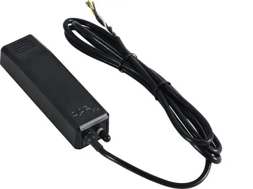 Schwarze Kondensatpumpe mit Kabel und Stecker von Stiebel Eltron. Das Produkt hat eine rechteckige Form und ist für den Einsatz in Heizungs- oder Klimaanlagen geeignet.