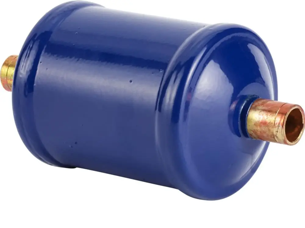 Blau lackierter Filtertrockner von Stiebel Eltron mit zwei Anschlüssen aus Kupfer, zur Verwendung in Heizungs- oder Klimaanlagen.