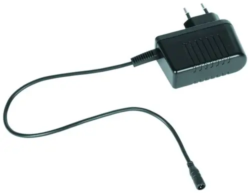 Steckernetzteil von Grohe mit Kabel, erkennbar ist der Stecker und der Anschluss für die Stromversorgung.