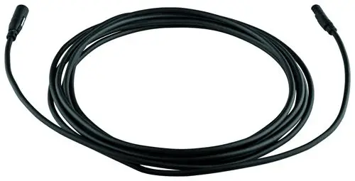 Schwarzes Anschlusskabel mit zwei Steckern an beiden Enden, geeignet für die Verwendung mit Grohe-Produkten, verlegt in einer lockeren Schlaufe.