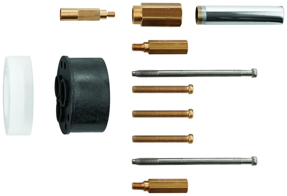GROHE Zubehörset mit verschiedenen Metall- und Kunststoffteilen, darunter Rohre, Schrauben und eine Gummidichtung, auf einem weißen Hintergrund angeordnet.