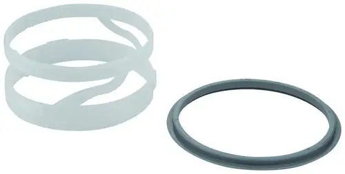 Zwei Führungs- und Gleitringe von Grohe, einer transparent und flexibel, der andere grau und stabil, liegend auf hellem Hintergrund.