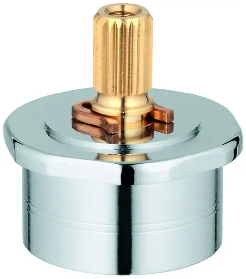 Grohe Spindelverlängerung in glänzendem Metall mit einer zentralen, goldfarbenen Gewindeverbindung und einer unteren festen Halterung.