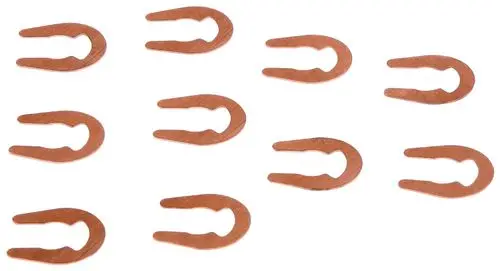 Zehn kupferfarbene Sicherungsscheiben, die möglicherweise für Grohe-Produkte geeignet sind, in einer Reihe angeordnet.