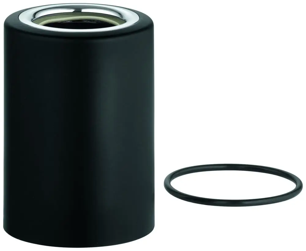 Ein schwarzer zylindrischer Kappenaufsatz aus Metall von Grohe, mit einem silbernen Rand oben. Daneben liegt ein schwarzes Gummiband.