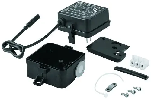 Schwarzes Schaltnetzteil von Grohe, bestehend aus einem Gehäuse, abnehmbarer Abdeckung, Kabel, Anschlussklemmen und Montageschrauben, auf einem weißen Hintergrund angeordnet.