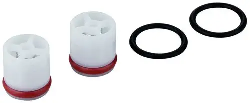 Zwei Rückflussverhinderer von Grohe in Weiß mit roten Dichtungsringen, begleitet von zwei schwarzen O-Ringen.