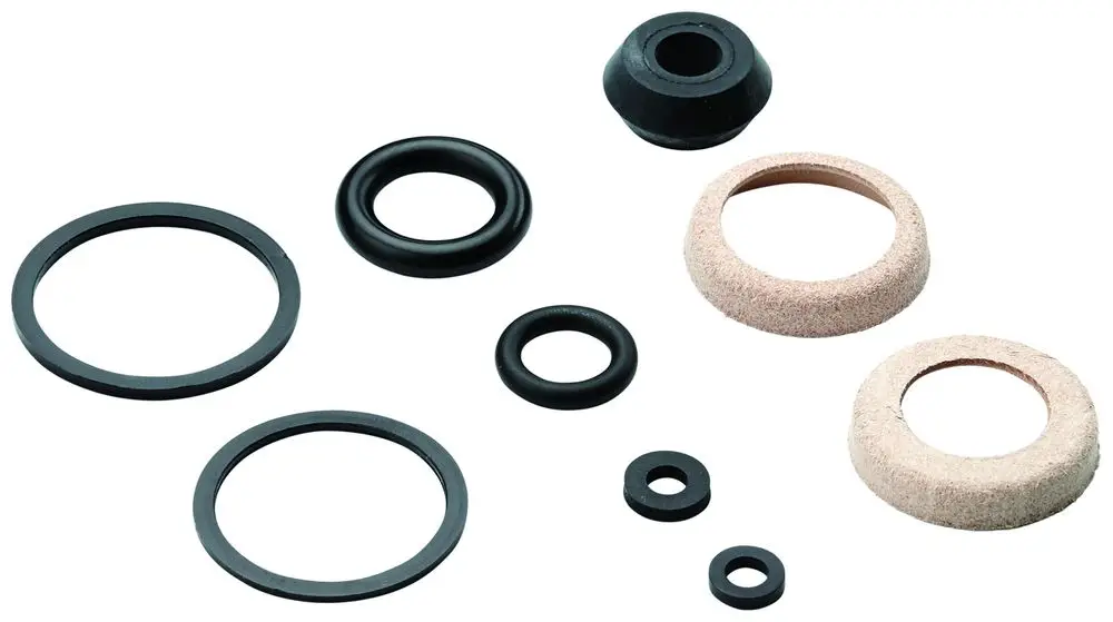Diverse Dichtungen in Schwarz und Beige, hergestellt von Grohe, angeordnet auf einer hellen Oberfläche.
