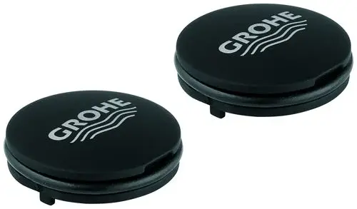 Schwarze Abdeckkappen mit dem Grohe-Logo, rund und flach, in zwei Exemplaren abgebildet, zur Verwendung in Sanitärinstallationen.