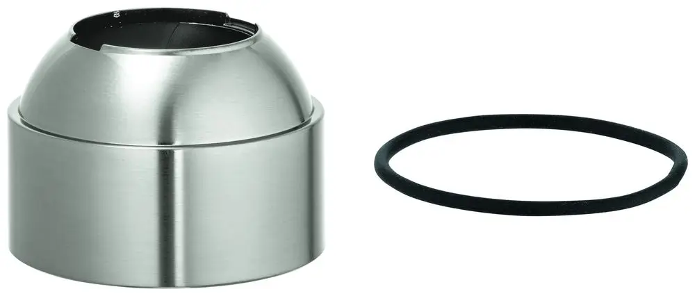 Edelstahlkappe mit schwarzem Innenring von Grohe, zusammen mit einem schwarzen Gummiring, möglicherweise für eine Armatur oder einen Wasseranschluss.