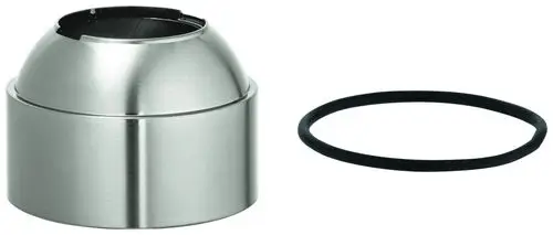 Edelstahlkappe mit schwarzem Innenring von Grohe, zusammen mit einem schwarzen Gummiring, möglicherweise für eine Armatur oder einen Wasseranschluss.