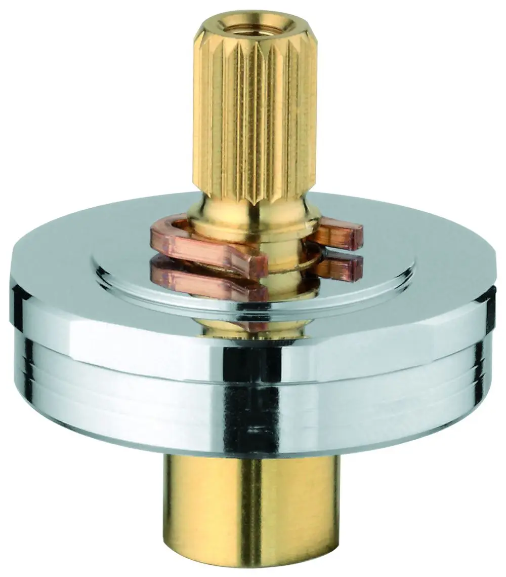 Grohe Spindelverlängerung mit einer runden, verchromten Oberfläche und einem goldfarbenen Griff. Die Bauart umfasst eine zentrale Gewindeverbindung.